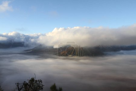 Mont Bromo avec matin brume