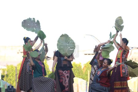 Foto de Surakarta, Indonesia - 09 de septiembre de 2023: el grupo de personas que bailan en el jardín en el festival del paraguas - Imagen libre de derechos