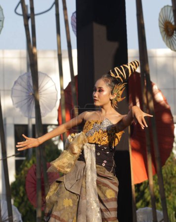 Foto de Surakarta, Indonesia - 09 de septiembre de 2023: Las niñas bailan en el festival de paraguas en el parque - Imagen libre de derechos