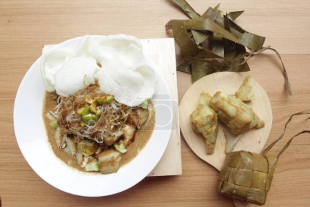 Téléchargez les photos : Cuisine asiatique, ketoprak est cuisine traditionnelle en indonésienne - en image libre de droit