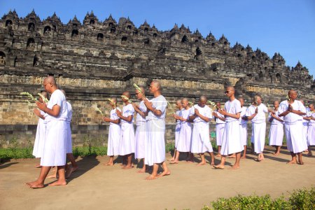Foto de Magelang, Indonesia - 19 de diciembre de 2023: Monjes novicios hacen ceremonia de pradaksina en el área del templo de Borobudur - Imagen libre de derechos
