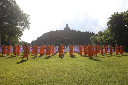 Foto de Magelang, Indonesia - 19 de octubre de 2023: Buddhist doing Pradaksina Ceremony at borobudur temple área - Imagen libre de derechos
