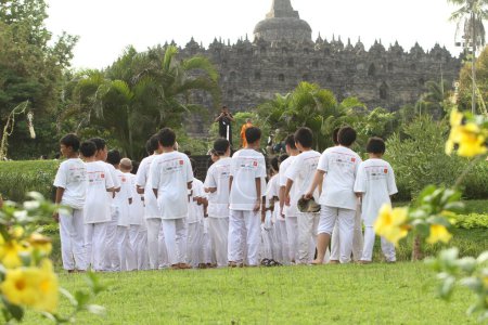 Foto de Magelang, Indonesia - 21 de diciembre de 2023: Nuevos monjes caminando en el parque Borobudur están para la Ceremonia. - Imagen libre de derechos