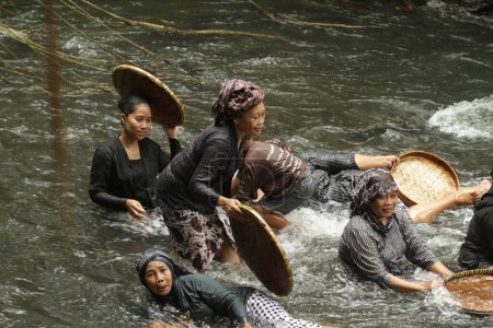 Foto de Yogyakarta, Indonesia - 10 de marzo de 2024: Mujer asiática jugando en el río - Imagen libre de derechos