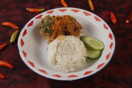 ein Teller Reis, würziges Huhn und Gemüse