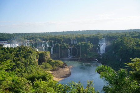 Cataratas del Iguazú en Brasil. Naturaleza cautivadora: bosque, agua, cascada, árboles, plantas, sereno, destino de viaje.