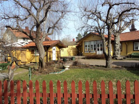 Foto de Arquitectura sueca, casas de madera con fachada colorida. Foto de alta calidad - Imagen libre de derechos