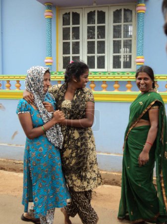 Foto de Julio 2012, Hunsur Taluk, Karnataka, India: mujeres encontrándose con turistas. Foto de alta calidad - Imagen libre de derechos