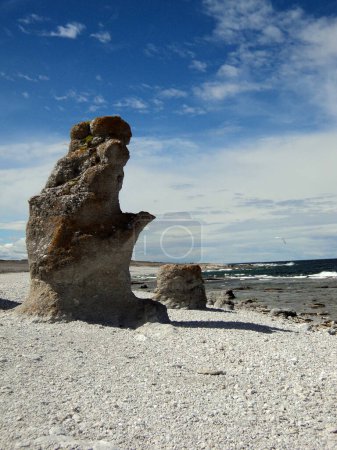Foto de Grandes rocas en la isla de Gotland en Suecia. Rauks en faro, langhammars. - Imagen libre de derechos