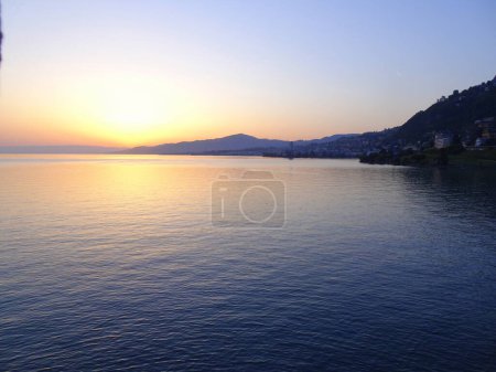 Foto de La puesta de sol sobre el lago Ginebra en Suiza - Imagen libre de derechos