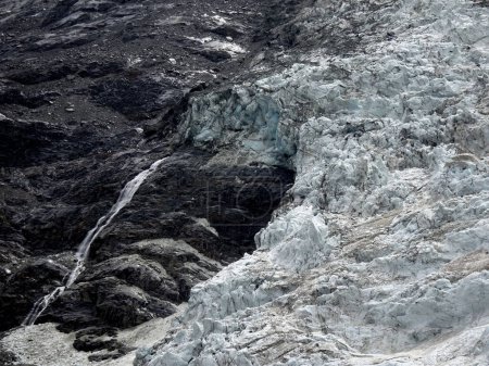 Foto de Deshielo en el glaciar Bossons en los Alpes franceses cerca de Chamonix - Imagen libre de derechos
