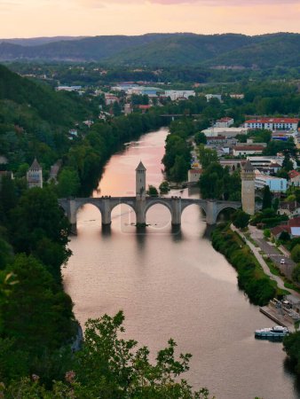 Téléchargez les photos : Pont Cahors Valentre au coucher du soleil, Lot, France. Un pont fortifié du patrimoine de l'Unesco avec des tours. - en image libre de droit