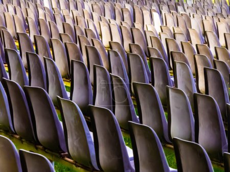 Foto de Filas de asientos en el teatro exterior para el festival de verano - Imagen libre de derechos