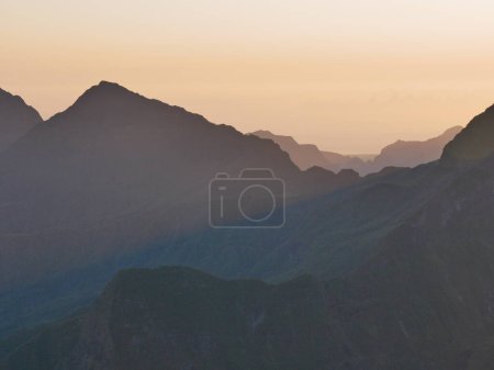 Foto de Luz de la mañana en las montañas en la cima del mirador del Maido en la isla de la Reunión - Imagen libre de derechos
