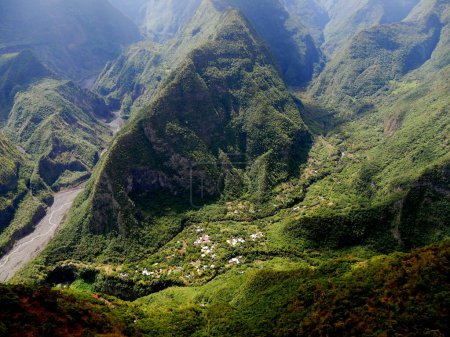 Téléchargez les photos : Vue aérienne du ilet Grand Bassin depuis le point de vue du Tampon, Cour de Bois, Réunion, France - en image libre de droit