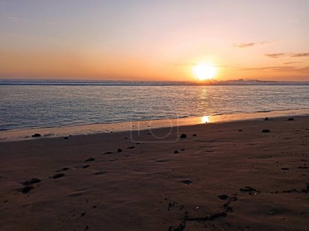 Douce lumière du coucher du soleil sur l'Hermitage, Plage de Saint Gilles, Réunion