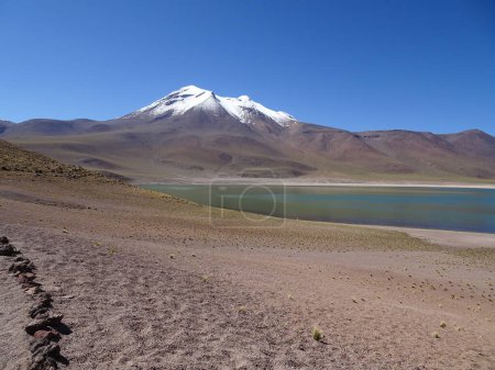 Foto de El altiplano en el lado chileno, cerca de Atacama. Montañas cubiertas de nieve y lago de altitud en el desierto - Imagen libre de derechos