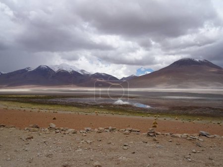 Foto de Paisaje dramático en Sur lipez, el altiplano en Bolivia antes de la tormenta - Imagen libre de derechos