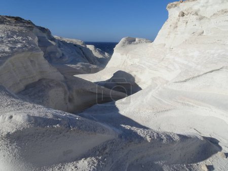 Foto de Cañón blanco en Sarakiniko Moon scape, isla de Milos. Maravilla geológica en las islas Cícladas, Grecia - Imagen libre de derechos