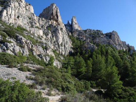 Téléchargez les photos : Impressionnantes falaises calcaires dans le parc national des calanques, Marseille, France - en image libre de droit