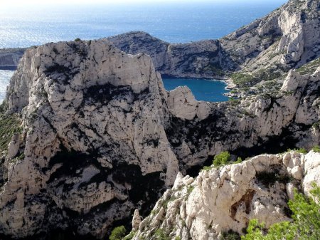 Téléchargez les photos : Vue imprenable sur le parc national des Calanques à Sugiton Calanque, Marseille, France. falaises calcaires dans la mer Méditerranée - en image libre de droit