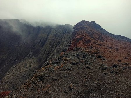 Téléchargez les photos : Paysage dramatique : Cratère de Dolomieu par temps nuageux, piton de la fournaise, Réunion - en image libre de droit