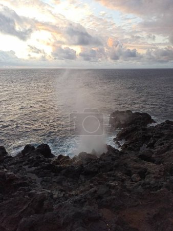 Foto de Souffleur, una curiosidad natural con golpes de agua a presión como un géiser en el Océano Índico, Saint Leu, Reunión, Francia - Imagen libre de derechos