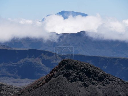 Foto de Cono eruptivo en el volcán Fournaise, Piton des neiges en el fondo lejano, isla de la reunión, Francia - Imagen libre de derechos
