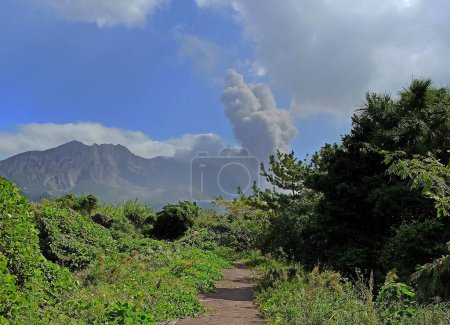 Foto de Sakurajima isla en Kyushu, erupción gaz de estratovolcán japonés - Imagen libre de derechos