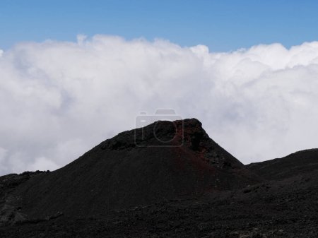 Foto de Cono eruptivo del volcán Fournaise en la cima de las nubes, Reunión, Francia, pequeño cráter - Imagen libre de derechos