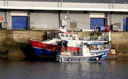 Téléchargez les photos : Lorient, Morbihan, France - 19 novembre 2023 : deux bateaux de pêche sur le quai du port de Lorient - en image libre de droit