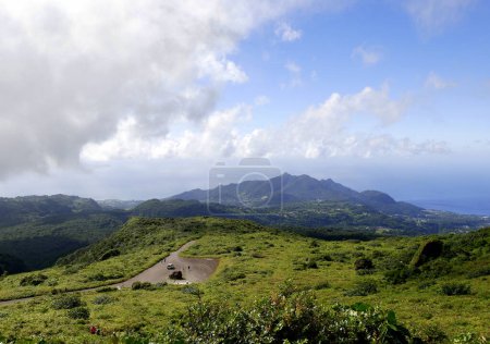 Aussichtsreiche Aussicht über Savanne und Mulets auf der Wanderung zum Vulkan Grande Soufriere, Guadeloupe