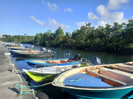 Petit Canal, Guadeloupe, Frankreich - 14. Januar 2024: Der Hafen in Petit Canal, mit kleinen bunten Booten