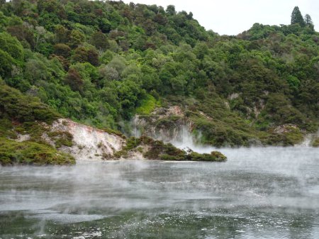 Foto de Lago humeante en waimangu área volcánica de rotorua en Nueva Zelanda, - Imagen libre de derechos