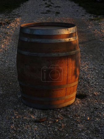 Barrica de vino en el callejón, barril de madera al aire libre
