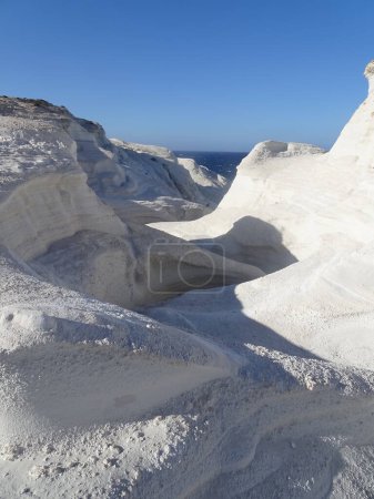 Weiße Schlucht in der Mondlandschaft von Sarakiniko, Insel Milos. Geologisches Wunder in den Kykladen, Griechenland