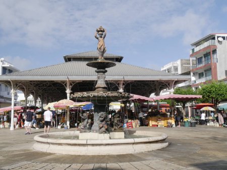 Foto de Guadalupe - Pointe a pitre januray 2024: mercado central en Guadalupe con fuente pública histórica. El mercado también se llama mercado de especias y atraer a los visitantes. - Imagen libre de derechos
