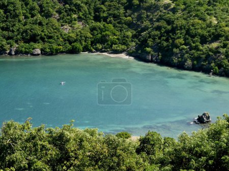 Blaues tropisches Wasser der Marigot Bay auf den karibischen Inseln Terre de Haut, les saintes archipelago, Guadeloupe