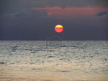 Foto de Sunset over caribbean ocean with dark clouds - Imagen libre de derechos