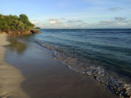bois jolan beach in sainte anne, grande terre, Guadalupe. Paisaje idílico de playa desierta con olas marinas en clima soleado con cielo azul