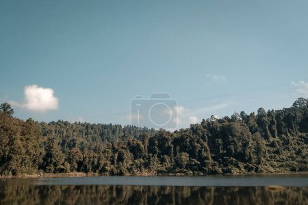 Foto de Vista del lago Situ Gunung en Indonesia, hermoso lugar para refrescarse con buenas vistas, aire fresco y árboles densos, aptos para papel pintado, fondo, blog, ensayo, etc. - Imagen libre de derechos