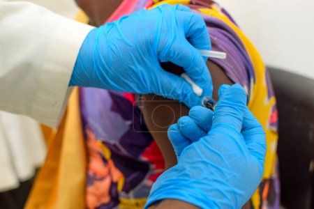 Téléchargez les photos : Abuja, Nigeria - 22 janvier 2023 : Vaccination contre l'hépatite et Covid-19 en Afrique - en image libre de droit