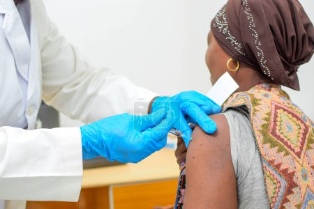 Foto de Abuja, Nigeria - 22 de enero de 2023: Vacunación contra la hepatitis y vacunación contra el virus Covid-19 en África - Imagen libre de derechos