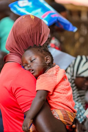 Téléchargez les photos : Jos, Nigéria - 12 mai 2021 : Mère africaine avec son enfant. Maman allaitant bébé. - en image libre de droit