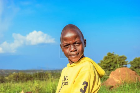 Foto de Abuja, Nigeria - 1 de abril de 2023: Retrato de un niño africano. Momentos francos al azar con niños africanos - Imagen libre de derechos