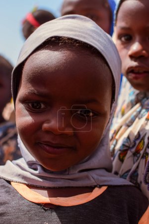 Foto de Abuja, Nigeria - Aptil 1, 2023: Retrato de un niño africano. Random Candid Moments with African Children. Feliz niño africano. Día del Niño en África. - Imagen libre de derechos