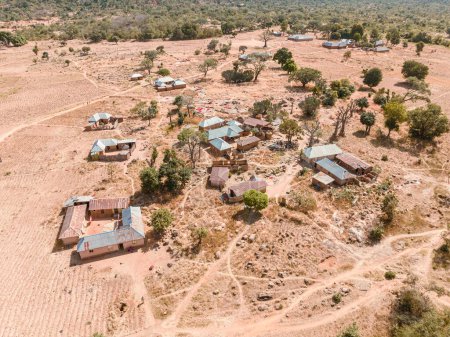 Foto de Establecimiento Drone Shot of an African Rural Settlement Rodeado de montañas. En desarrollo en las comunidades rurales africanas - Imagen libre de derechos