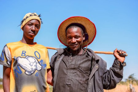 Téléchargez les photos : Jos, Nigéria - 2 avril 2023 : Un éleveur Fulani africain pose à la caméra pour un moment franc. Hommes nord-africains souriants - en image libre de droit
