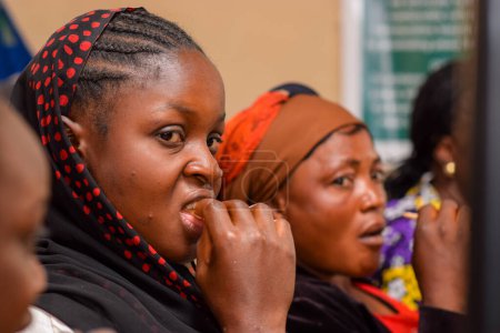 Téléchargez les photos : Abuja, Nigéria - 26 juillet 2021 : Sensibilisation de la communauté à la Covid 19, Santé et hygiène de l'eau des villages autochtones d'Afrique. Réunion de campagne électorale. Programme de sensibilisation au cancer et autonomisation - en image libre de droit