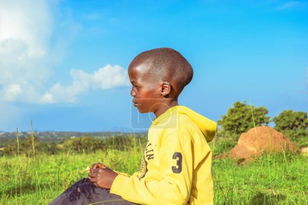 Foto de Abuja, Nigeria - Aptil 1, 2023: Retrato de un niño africano. Random Candid Moments with African Children. Feliz niño africano. Día del Niño en África. - Imagen libre de derechos
